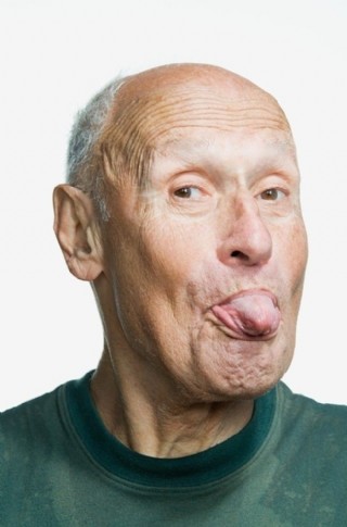 吐舌头做鬼脸的老年人图片