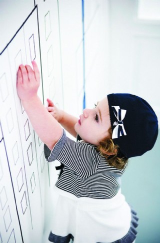 卡通儿童节快乐淋雨的女孩子