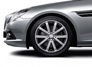 奔驰轿车车轱辘特写图片